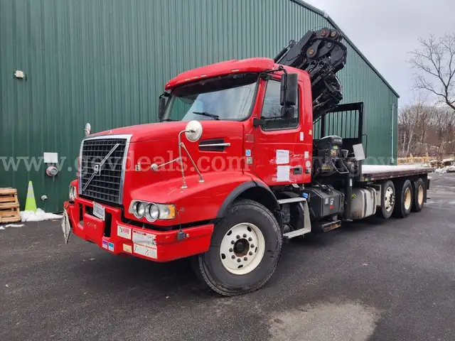 2014 Volvo VHD84B Tri/A Flatbed Truck w/ 2015 Hiab 322E-5 Hipro Knuckle Boom