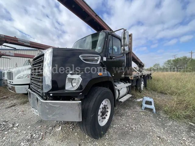 2016 Freightliner 108SD Tri/A Flatbed w/Cleasby FBR-6-40 Roofing Conveyor - NON-OP