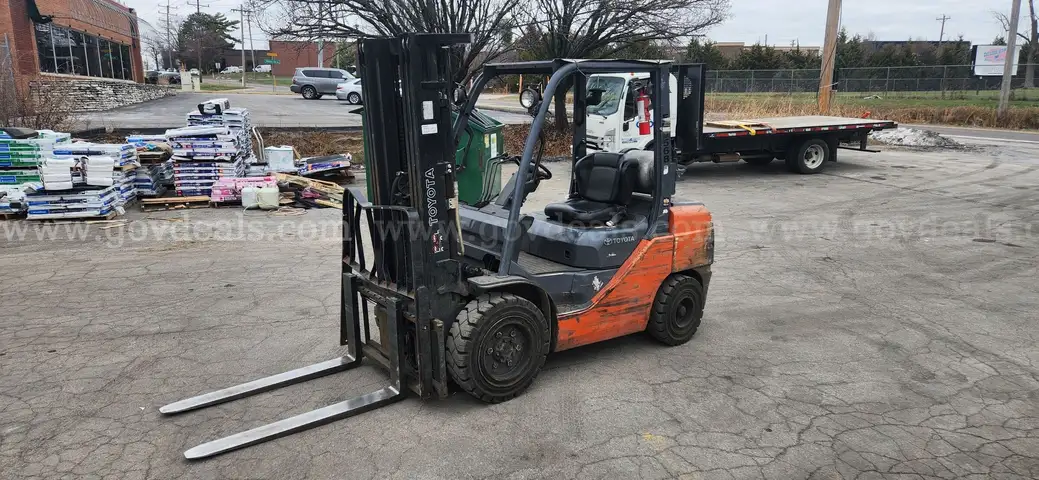 2013 Toyota 8FGU30 Pneumatic Tire Forklift