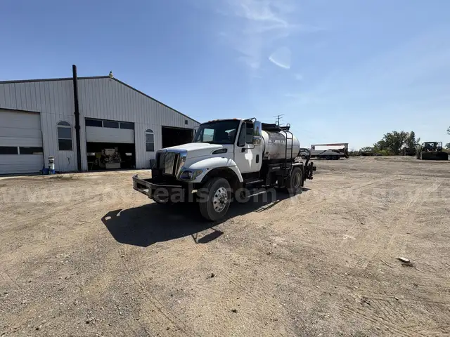 2006 International WorkStar 7300 w/ Rosco EZ-2S  1900 Gal Asphalt Distributor Truck