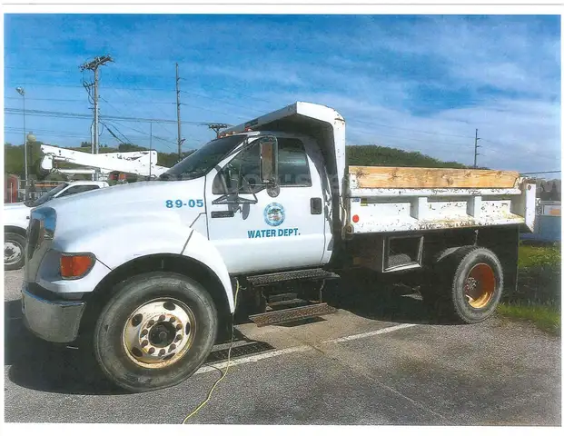 2 1/2 TON DUMP TRUCK