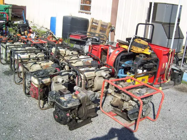 LOT OF SMALL MOWING EQUIPMENT