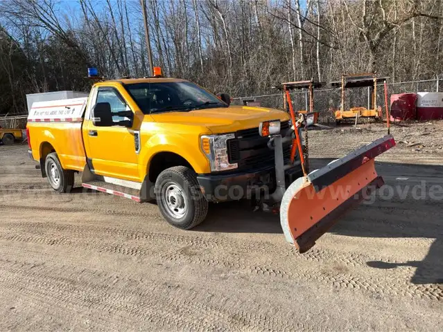 2017 Ford F-350 SD - Pickup truck with Snow Plow and Sander