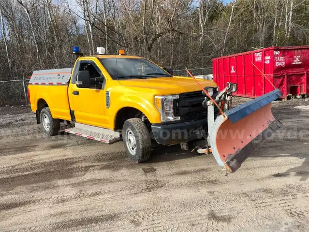 2017 Ford F-350 SD - Pickup truck with Snow Plow and Sander