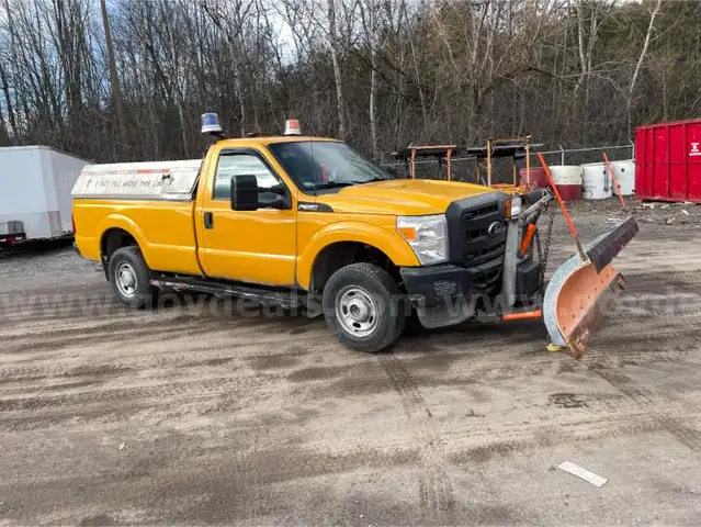 2013 Ford F-350 SD - Pickup truck with Snow Plow and Sander