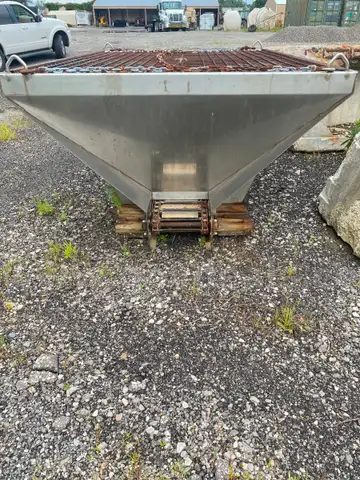 Salt spreader