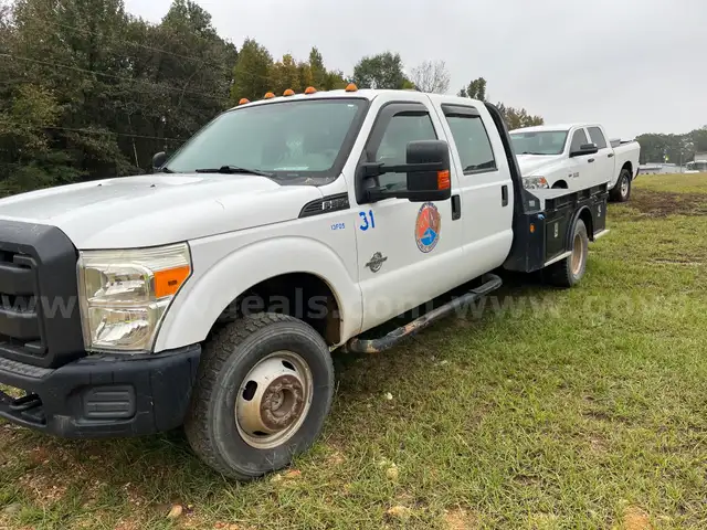 2013 F-350 XL Dually Crew Cab 6.7 V8 with Flatbed Service Body 4x4