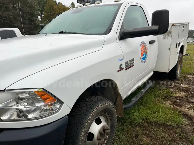 2017 RAM 3500 REGULAR CAB PICKUP 2-DR, 6.7L L6 OHV 24V TURBO DIESEL W/ Crane &#x26; Service Body