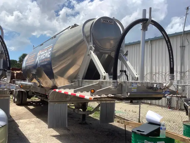 #2 - Polar Tank Int’l 1040 Dry Cube Semi Tank Trailer, Tandem Axle with 66,000 GVW