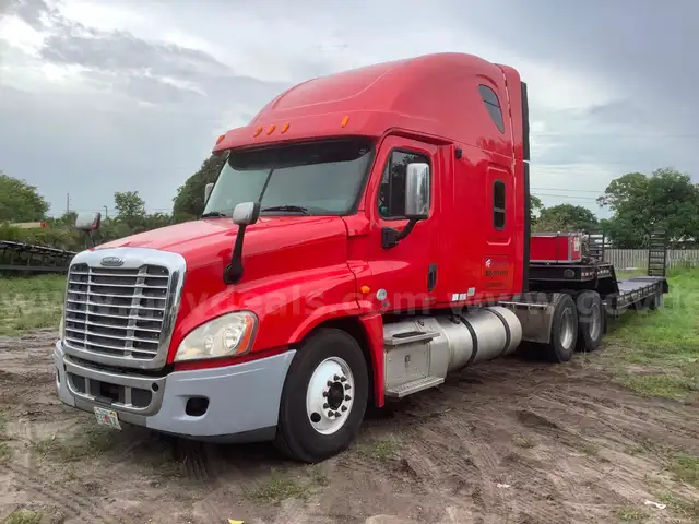 2011 Freightliner Cascadia 125 Truck Tractor Sleeper 6x4  T/A