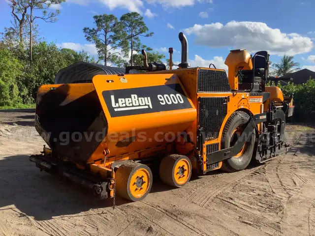 LeeBoy 9000 Asphalt Paver with CAT DIESEL Engine, Rubber Tire All-Wheel Drive