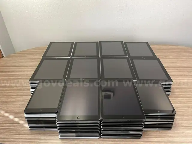 Lot of (153)  Apple iPad A1395, A1474, A1337