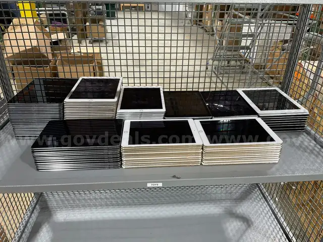 Lot of (131) Mix Apple A1566, A1474, and more iPads