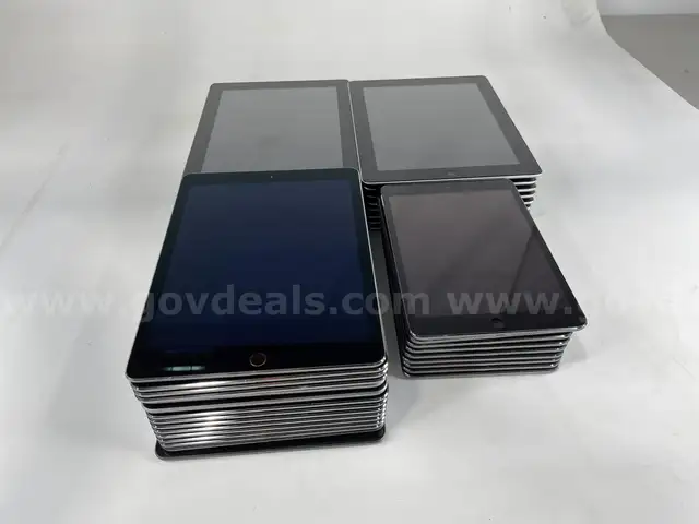 Lot of 36 Apple A1489, A1395, A1566, and A2270 iPads
