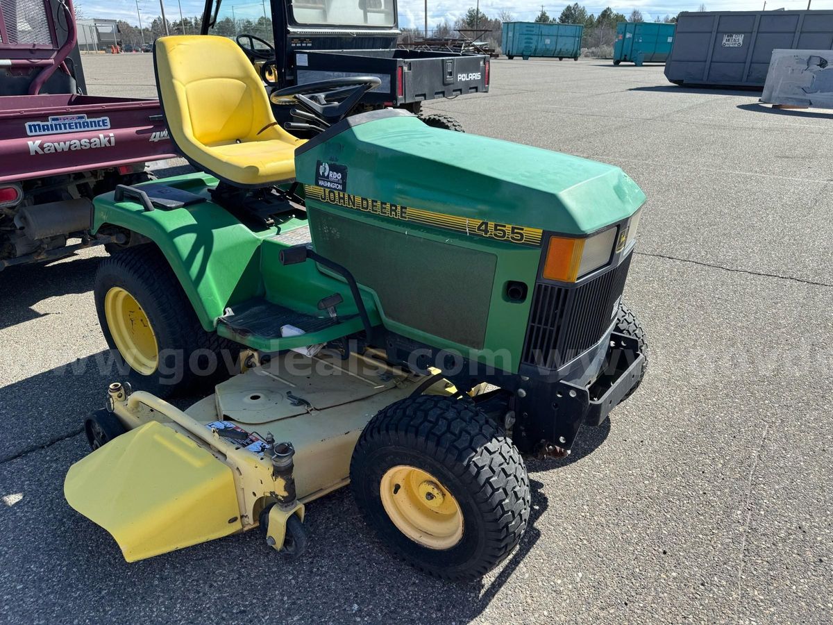 John Deere Lawn Tractor - Usable | GovDeals