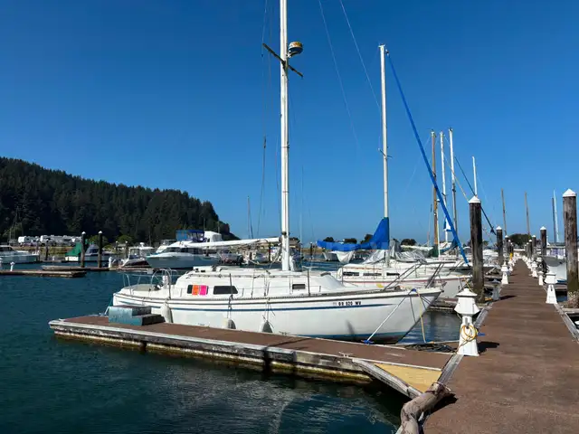 Sailboat- Newport 30&#x27; Fiberglass