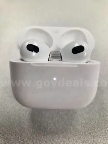 Apple AirPods (3rd Generation) with MagSafe Charging Case