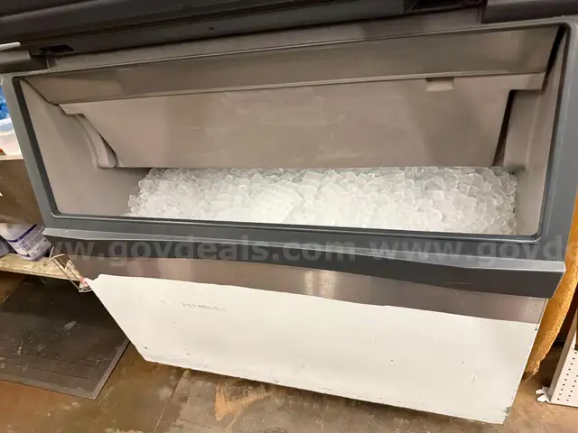 SCOTSMAN ICE MAKER AND ICE STORAGE BIN