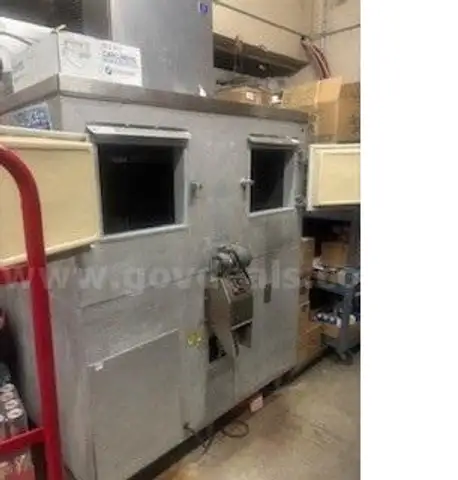 MANITOWOC ICE MAKER AND BOX