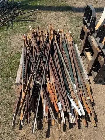 82 - 6.5&#x27; T-post on pallet.