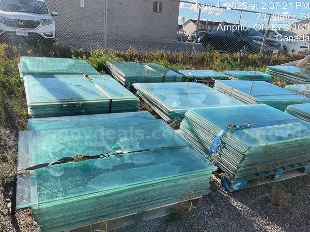 Pieces of 4&#x27;x4&#x27; Arena Glass - Lot #4