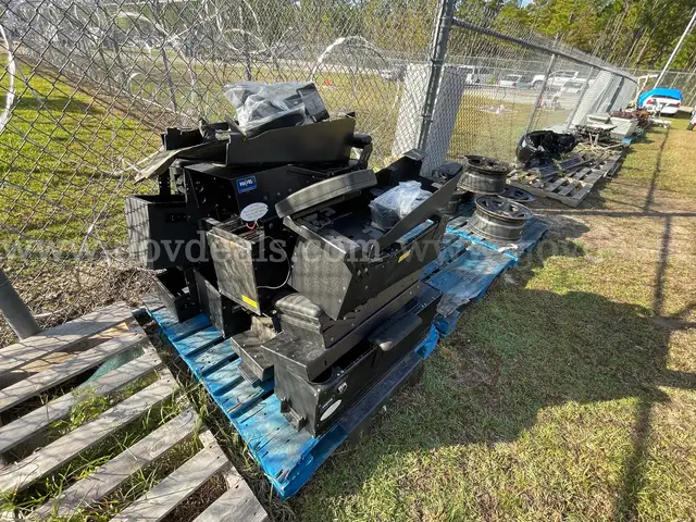 Lot of Scrap - 1 CAT CONVERTER IS IN PILE