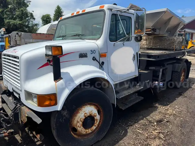 2000 International 4900 HOOK TRUCK