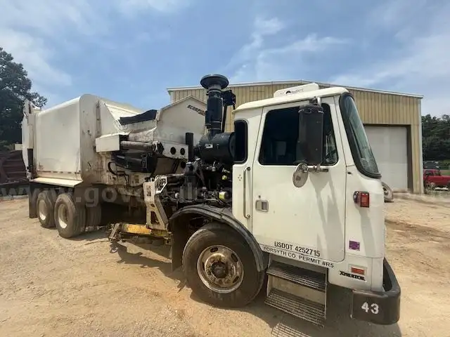 2015 Autocar side loader