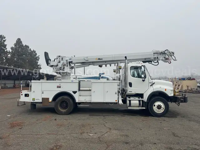 2007 Freightliner M2 106 Digger Derrick Line Truck