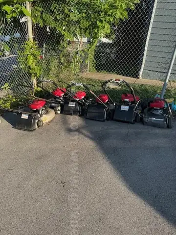 6 honda lawnmowers FOR PARTS  WELL used