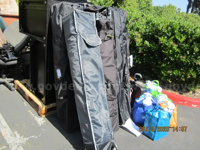 REMIX MARKET - Lot of 9 Tents &#x2013; Mixed Styles &#x26; Sizes
