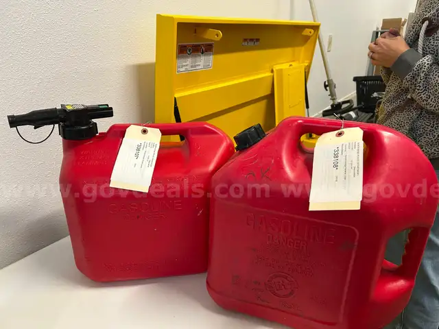 2 Fuel containers