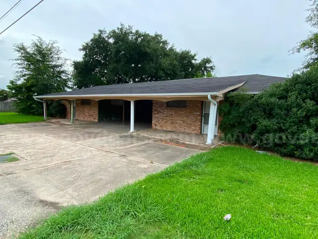 3747 AND 3749 42nd St, 2 Bed 1 Bath Duplex