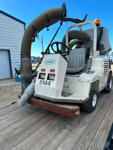 Tennant 4300 ATLV- Ride-on Litter Vac