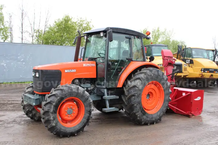 Kubota M8580 Farm tractor 4 x 4 (Mint condition)