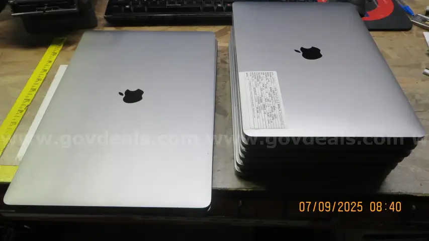 Lot of 8 Apple 2018 to 2022 MacBook Pro