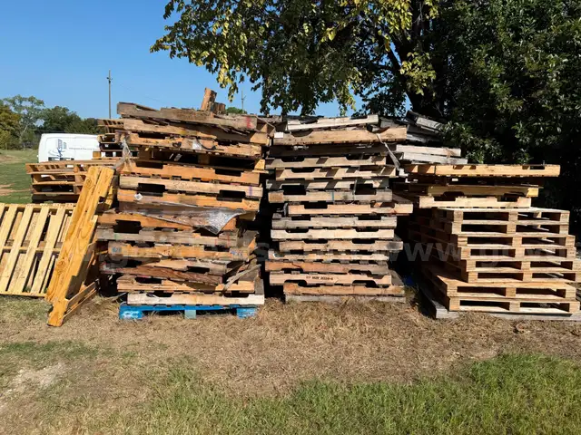 Lot of used pallets