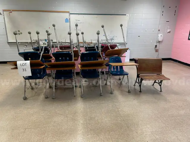 1 Lot of 15 Student Desk/Chair Combos