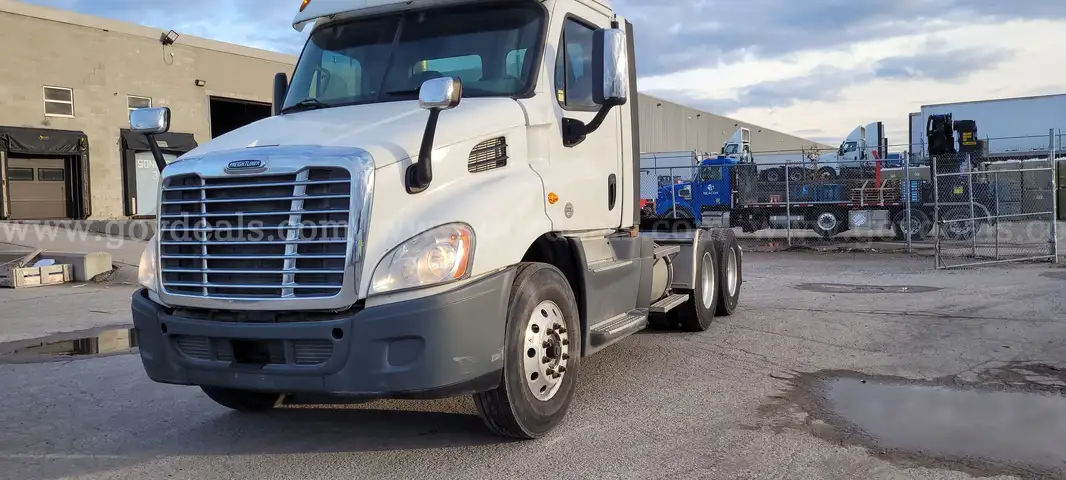 2018 Freightliner Cascadia 113 T/A Day Cab Truck Tractor