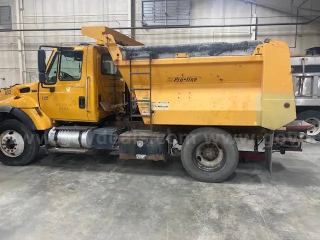 2003 International dump truck