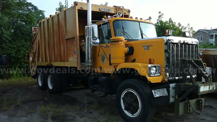 1988 GMC N9E064 Garbage Truck w/Leach Rear Load Packer