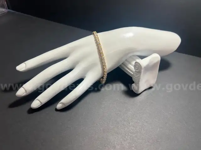 Dazzling 18 K Yellow Gold and Diamond Tennis Bracelet, approx. 9.50 CTW, Appraised.