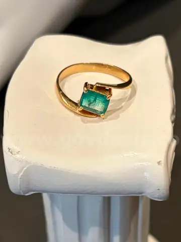 16K Gold Ring with Emerald, size 6 1/2