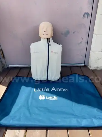 TRAINING EQUIPMENT / CPR EQUIPMENT with NO FEEDBACK DEVICE