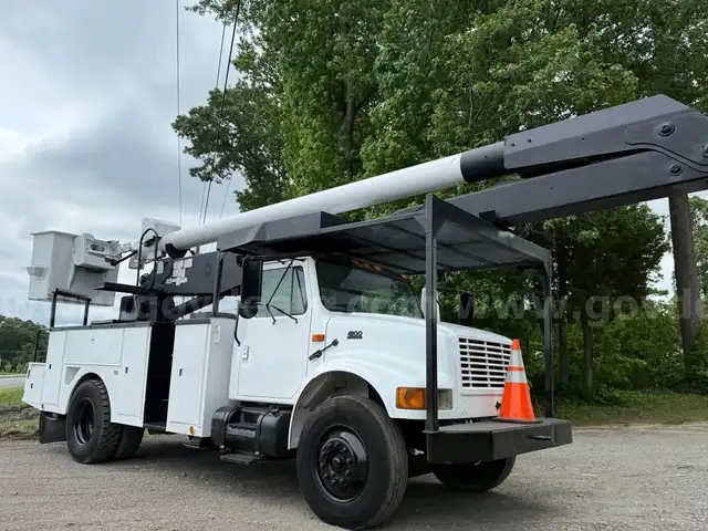 2000 International 4900 Bucket Truck