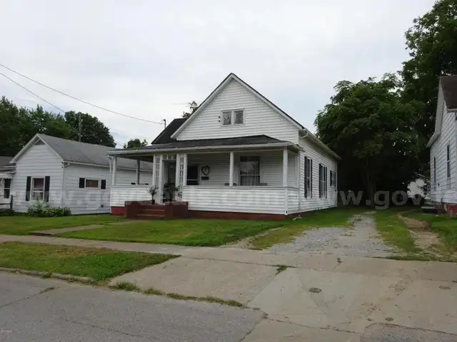 Attention Investors:  2-Bed Fixer on Corner Lot in Harrisburg IL &#x2013; Great Rental or Flip Potential Near Downtown