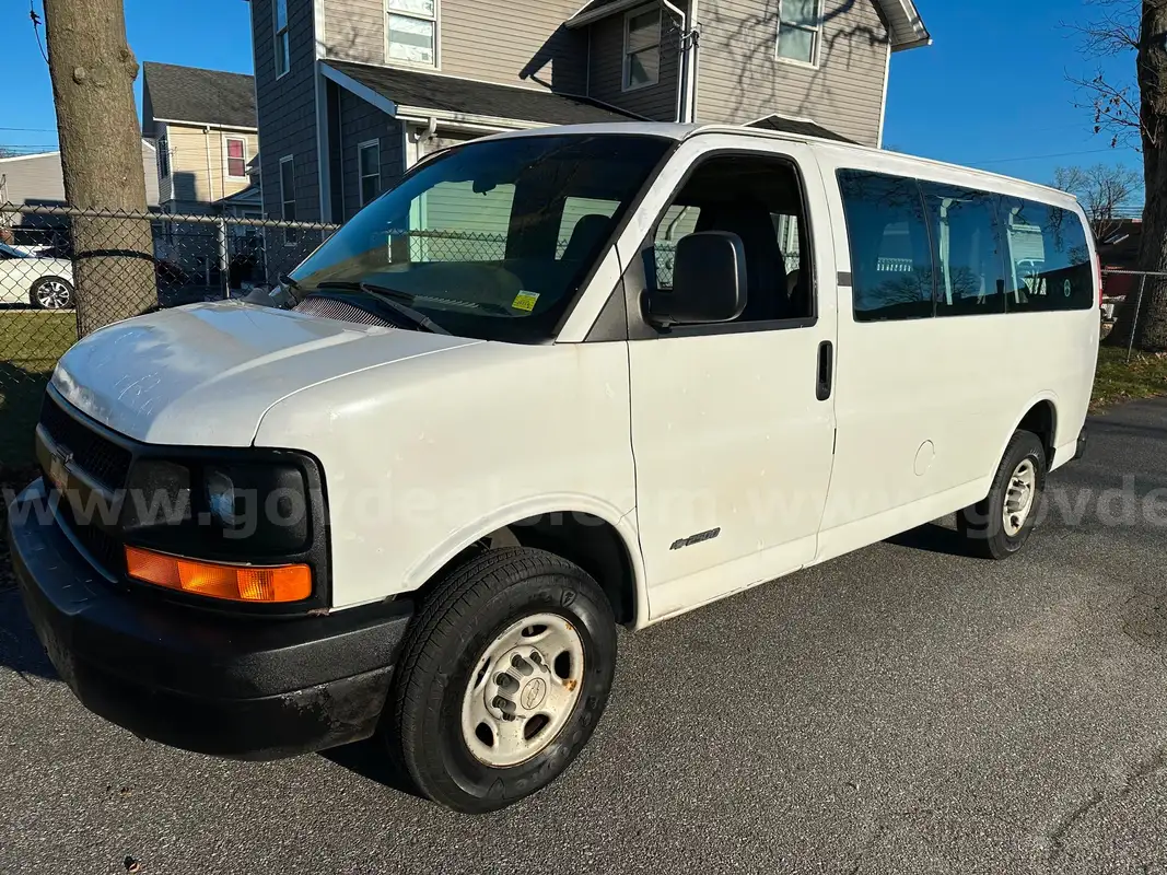 2005 Chevrolet Express 2500 passenger van cargo van GovDeals