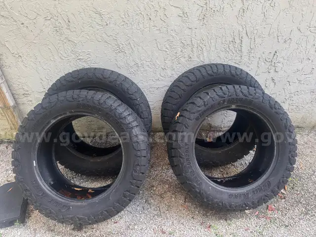 Set of 4 Dirt King Ridge Climber 33 x 12.50 x 20  Tires