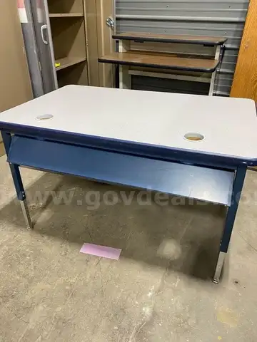 4 Tables/desks