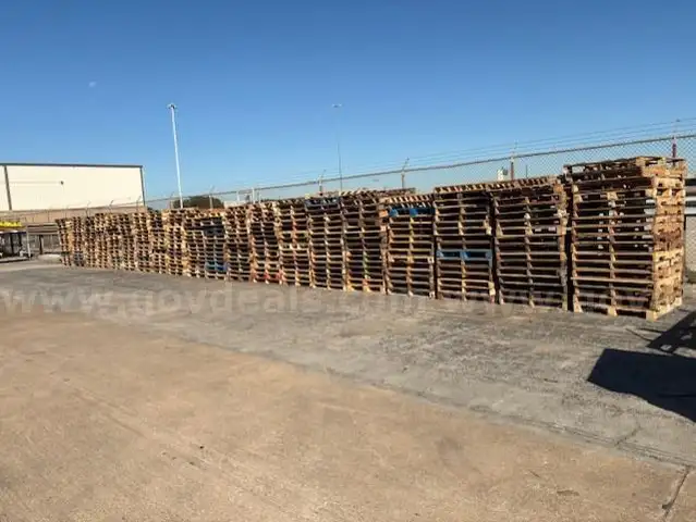 Lot of 400(+/-) Wood Pallets: Dallas Texas Dallas NDC
